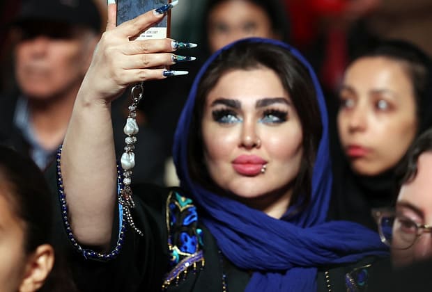 Concerte în aer liber. Dansuri provocatoare în public. Tinerii din Iran conduc o schimbare socială dramatică: „Avem o generație tânără neînfricată”