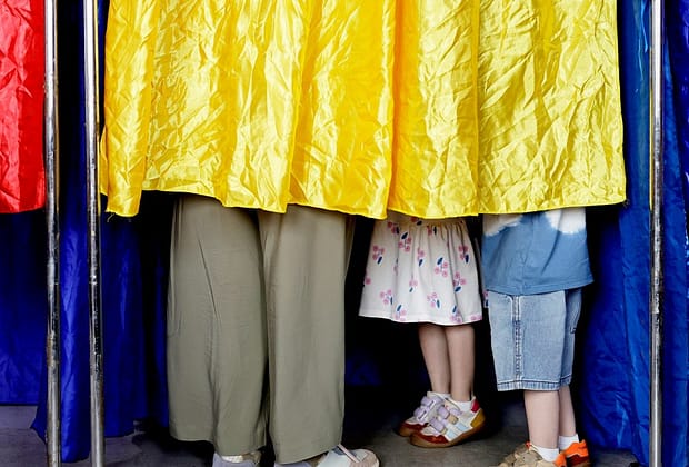 De ce nu votează tinerii: „Modul de comunicare nu reflectă problemele cu care se confruntă”. Cum ar putea fi convinși