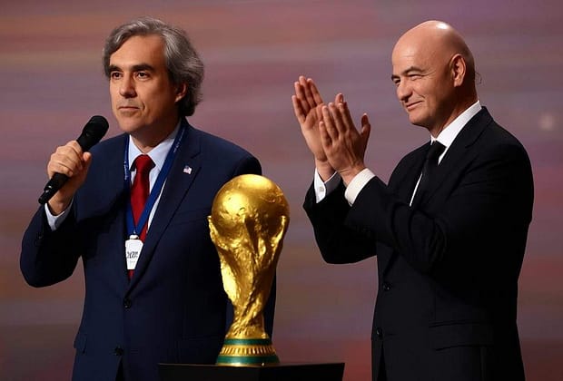 Cot la cot cu Trump! Cărtărescu a primit astăzi Premiul FIFA pentru Literatură