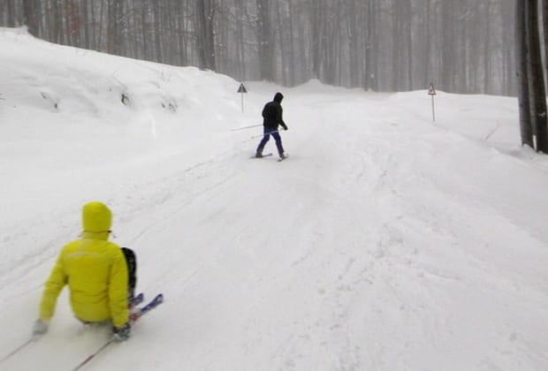 Stațiunea unicat din România, unde drumul închis devine pârtie. În lipsa zăpezii, a primit o nouă utilitate