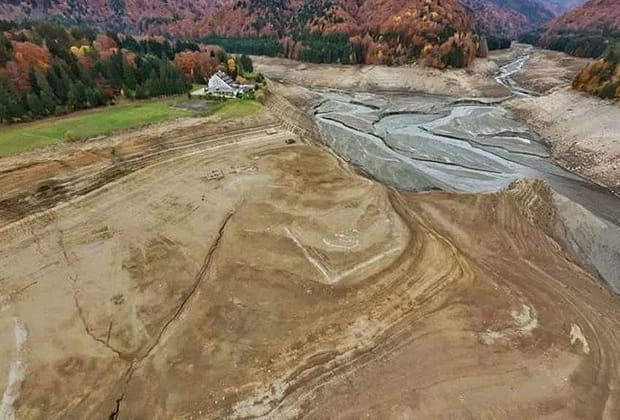 Mii de hipsteri, nevoiţi să bea bere după ce autorităţile au golit Barajul Cidraru