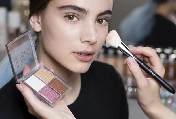 Prețurile machiajului profesional explodează înainte de Revelion: Cât plătesc româncele pentru look-ul perfect