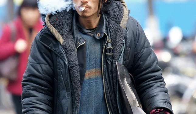 Bolojan i-a dat unui cerșetor 100 de lei, dar i-a reținut CAS, CASS, impozit și acum are ăla să-i dea 2 lei