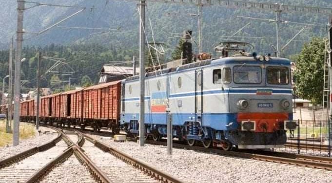 Traficul pe magistrala 100, perturbat din cauza unui tren de marfă