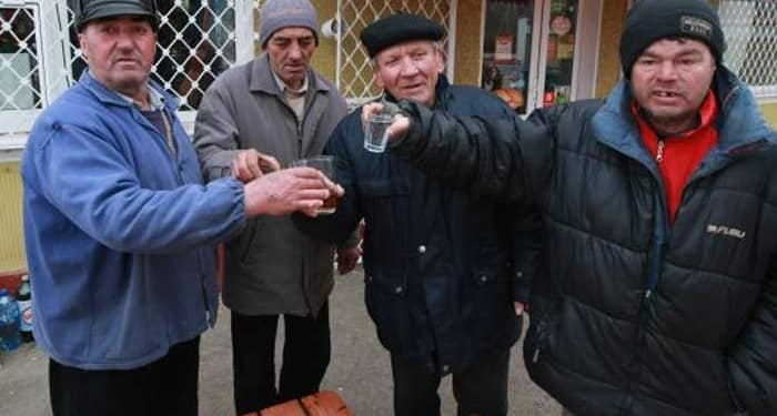 Adevăraţi eroi! Bihorenii se fac rachetă cu schimbul, ca să apere prunii de grindină