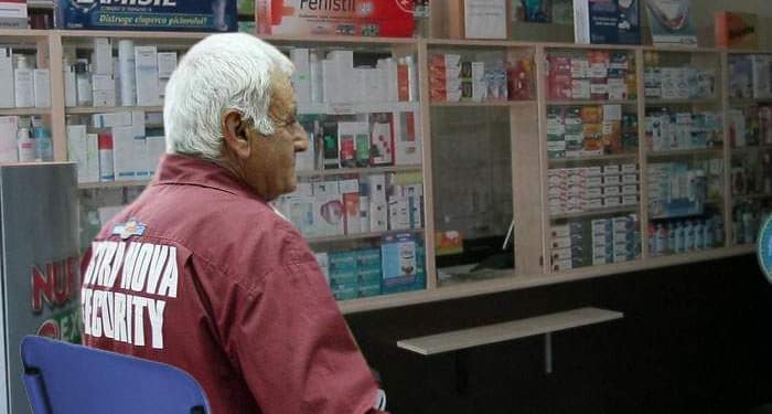 Exces de zel. Un paznic de farmacie e atât de capabil că nu intră nimeni.