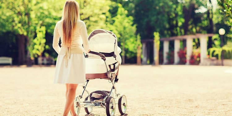 Discriminare la modul de stabilire a pensiei pentru femei. Ce se întâmplă în cazul concediului de creșterere a copilului după anul 2001