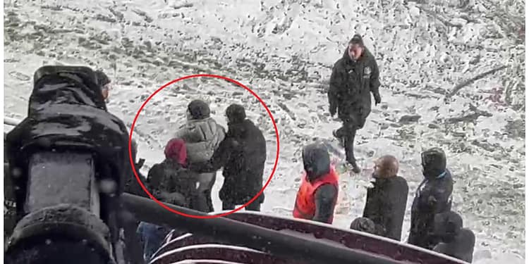 Marius Șumudică, asaltat cu bulgări de zăpadă pe Giulești! Ce gest extrem voia să facă antrenorul
