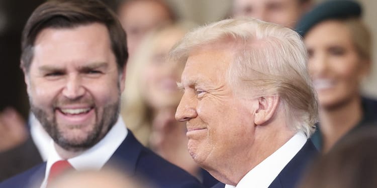 Lui Donald Trump nu-i plac paiele din carton: Decret pentru a reveni la paiele din plastic