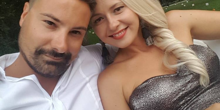 Șeful de campanie al lui Călin Georgescu la care au descins azi mascații este un fost jurnalist. Rolul jucat de soția sa