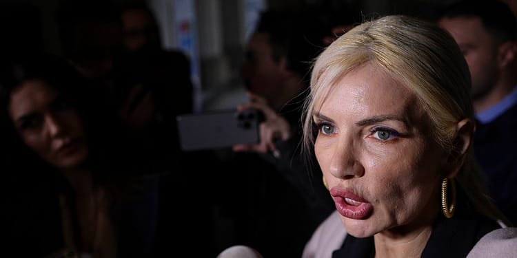 Cu mult înainte să-și cumpere poșete scumpe cu cardul Nordis, un personaj din fotbal cu probleme penale a plătit-o pe avocata Laura Vicol