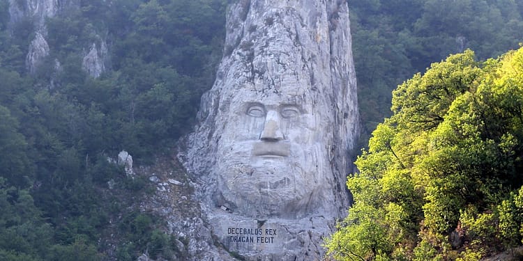 Românii, copleșiți de teorii aberante despre daci: l-au adoptat pe Iisus, au colonizat Danemarca, au construit tuneluri sub Carpați