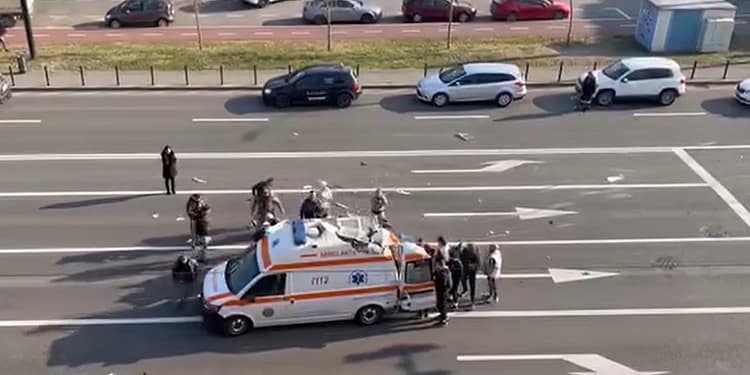 VIDEO Ambulanță răsturnată în accident, cu răniți înăuntru, repusă pe roți de martori. Un medic atrage atenția împotriva unui astfel de gest