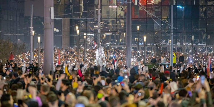 Sute de mii de sârbi cer ONU să investigheze folosirea unui tun acustic la protestele din Belgrad