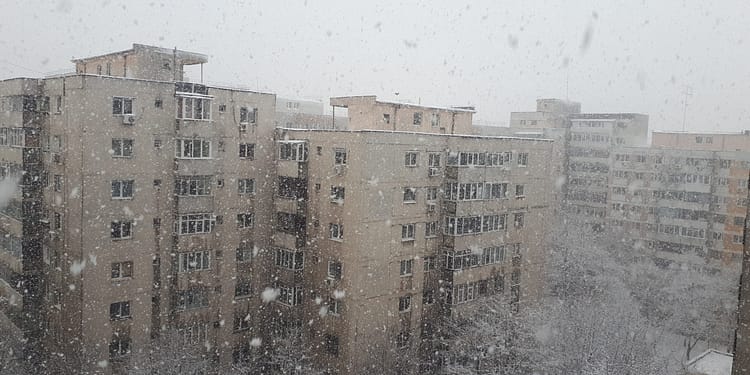 Se răcește brusc în weekend. Lapoviță, vânt puternic și îngheț la sol