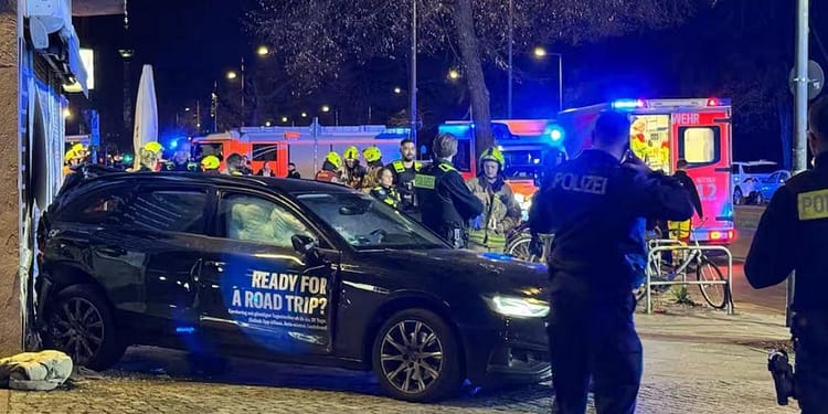 „Victime în masă” după ce o mașină a intrat în plin într-un grup de pietoni în Germania. Un polițist, printre răniți