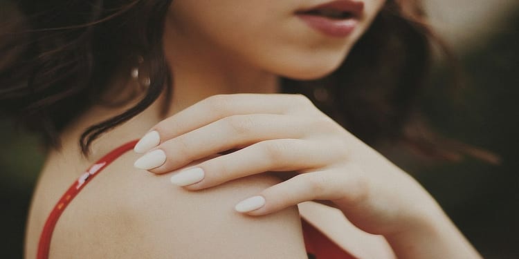 Cum îndepărtezi corect oja semipermanentă fără să îți afectezi unghiile?