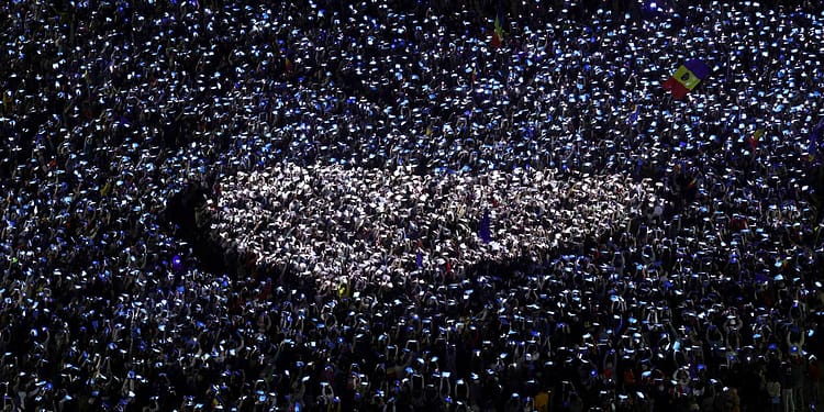 Autorul fotografiei virale de la mitingul „EuRo Manifest” dezvăluie povestea din spatele imaginii: „A început cu vreo patru zile de telefoane date”