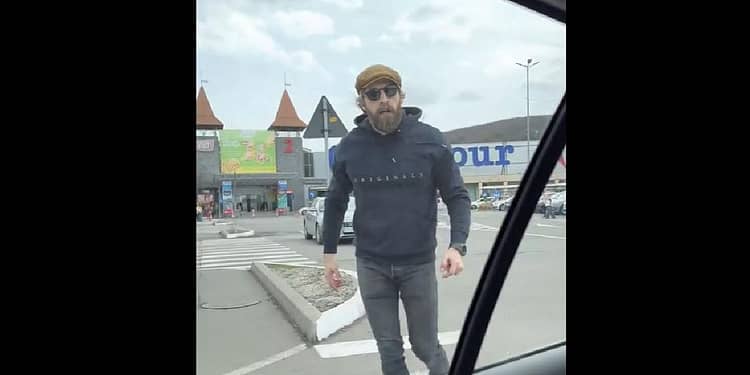 Scene șocante în parcarea unui mall din Cluj-Napoca. De ce a sărit un șofer la bătaie: „Ești cu copilul în mașină, vezi că îl sperii!”