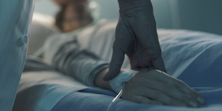 De ce se întorc unii oameni din moarte. Explicația părintelui Luca / video