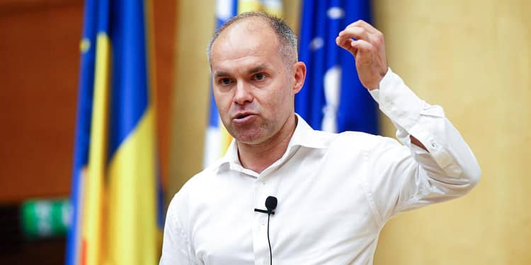 Daniel Funeriu le răspunde intelectualilor care îl susțin pe Nicușor Dan: „Ați abandonat Piața Universității pentru o bulă de sondaj”