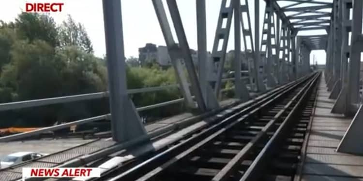 Crimă șocantă în Oradea. O femeie, ucisă de tren, după ce a fost ținută cu forța pe șine de către un bărbat