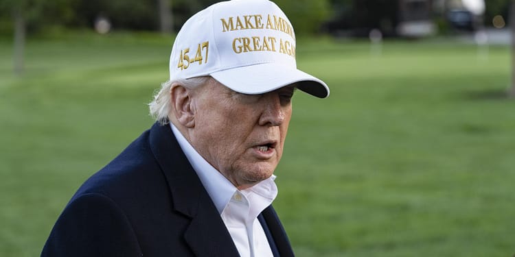 VIDEO „Mi-ar plăcea să fiu eu Papă”, glumeşte Donald Trump referitor la cine ar trebui să fie noul suveran pontif