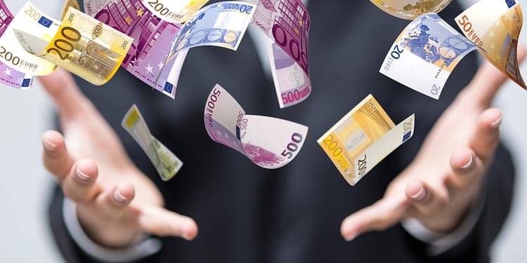 Declarațiile de avere și interese ale politicienilor, secretizate prin decizia CCR. Nu mai cuprind averile soților și copiilor
