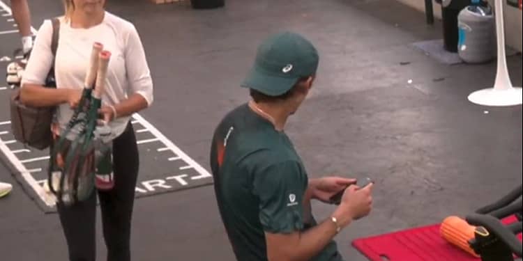Consolat de iubita tenismenă după eșecul-surpriză de la Roland Garros » Camerele de supraveghere au surprins scena, imaginile au ajuns pe internet