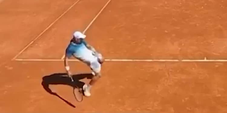 Demență la un turneu de tenis din Spania: un jucător rus și-a ieșit din minți și a făcut gesturi obscene către arbitru