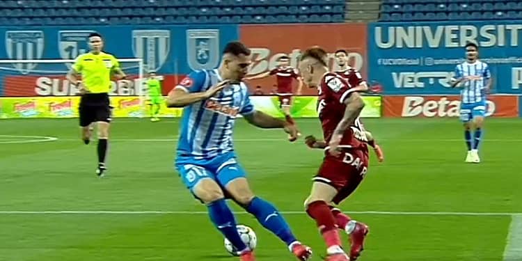 E sigur că Rapid trebuia să primească penalty în Bănie: „Neglijență a fundașului!”