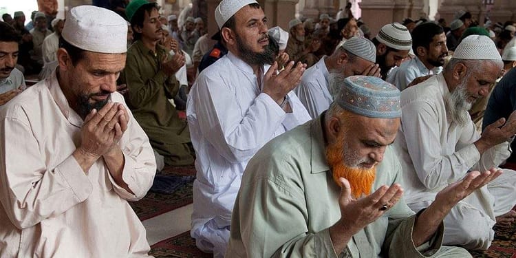 Britanicii se roagă zilnic la Allah să nu intre în recesiune din cauza tarifelor lui Trump