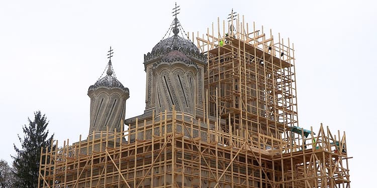 Bijuteriile spirituale ale Argeșului, în restaurare: Mănăstirea Curtea de Argeș și Biserica Domnească primesc o nouă viață