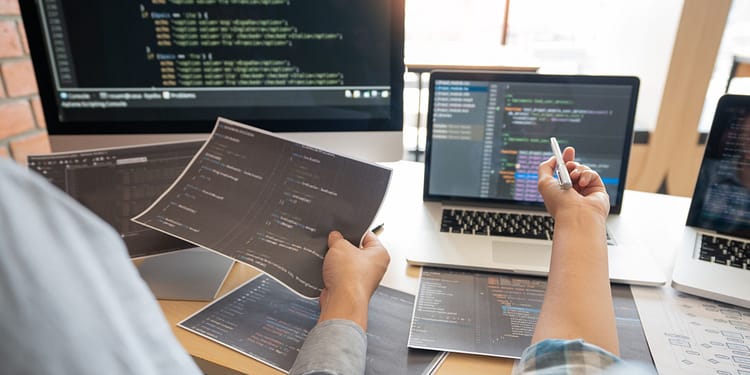 Șeful Microsoft spune că aproape 30% dintre liniile de cod din produsele companiei sunt scrise de AI