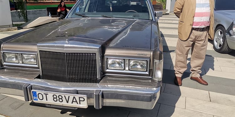 Cum arată „mașina președinților”, bătrâna Minerva. Retro Parada Primăverii a adus mașini de legendă în Slatina