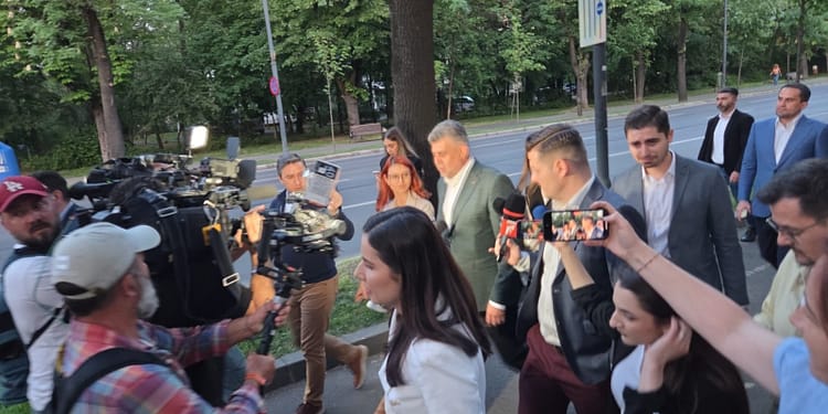 Ce i-a strigat Moșteanu (USR) lui Ciolacu (PSD) înainte de publicarea exit poll-urilor, în plină stradă