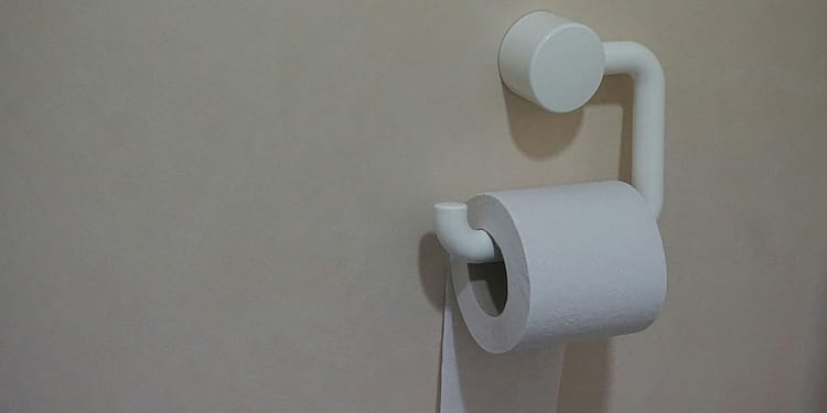 Ai acest obicei la baie? Risc de hemoroizi cu 46% mai mare