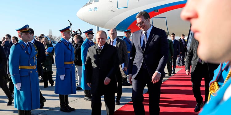Zborul lui Aleksandar Vucic spre Moscova, deviat de urgență din cauza haosului provocat de dronele ucrainene
