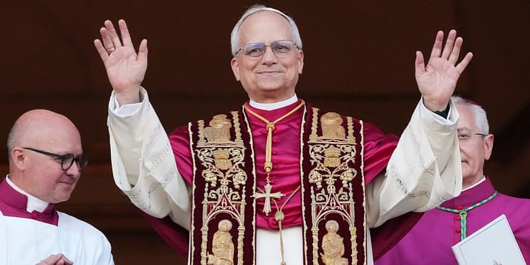 Momentul în care Papa Leon al XIV-lea a apărut pe balcon și a salutat credincioșii – VIDEO