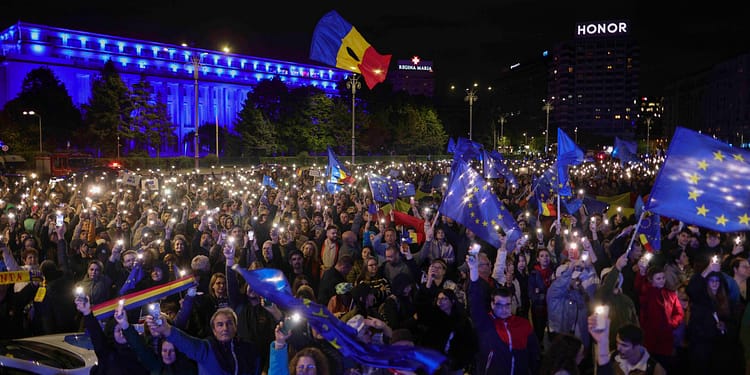 Mobilizare fără precedent: Zeci de mii de oameni în București la cel mai mare miting pro-european al ultimilor ani / „Niet, Kremlin. Yes, Europe” la Timișoara / Piața Victoriei plină de luminile telefoanelor – VIDEO