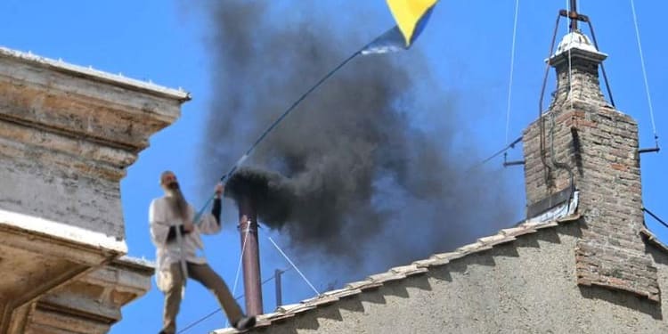 Foto. Stegarul Dac s-a urcat pe Capela Sixtină și refuză să coboare