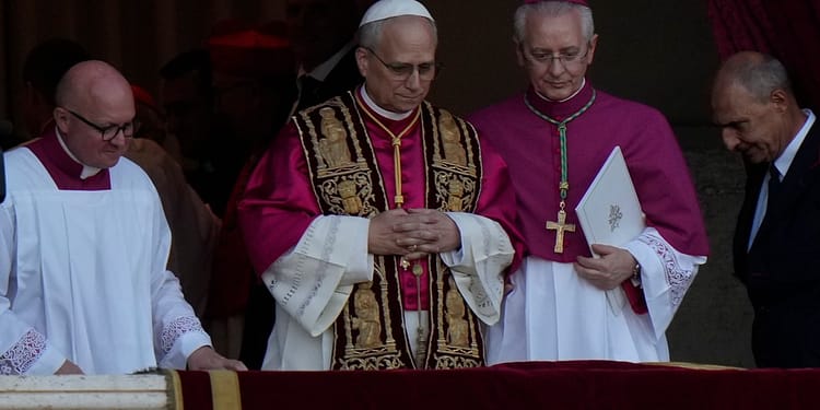 Papa Leon al XIV-lea apare pentru prima dată în fața credincioșilor din întreaga lume. Va rosti tradiționala rugăciune de la balconul Bazilicii Sfântul Petru