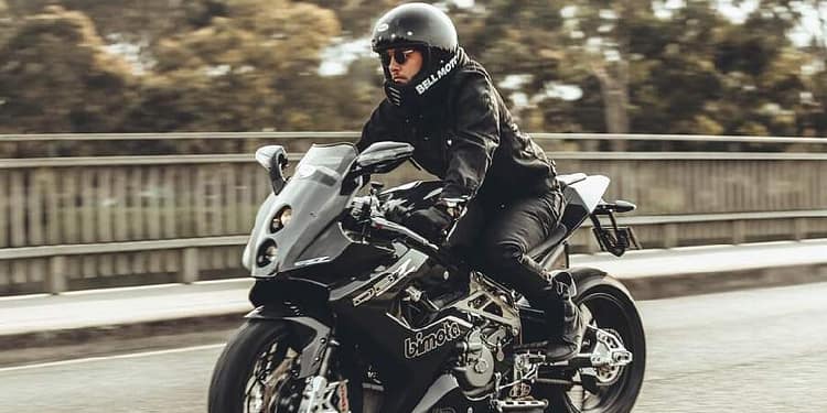 Unui motociclist care își turează motorul îi vibrează curul mai mult decât unei videochatiste