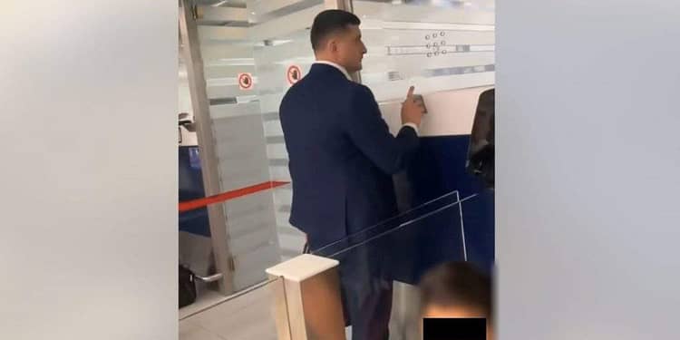Deși s-a băgat în față la controlul pașapoartelor, Simion insistă că lui îi place în spate