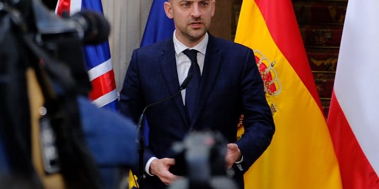 Franța anunță că „vor fi expulzați diplomați algerieni”, ca răspuns la anunțul expulzării a 15 funcționari francezi
