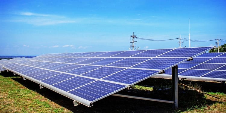 „Cai troieni” în infrastructura solară. SUA descoperă tehnologie de spionaj în invertoare chinezești din infrastructura energetică a SUA