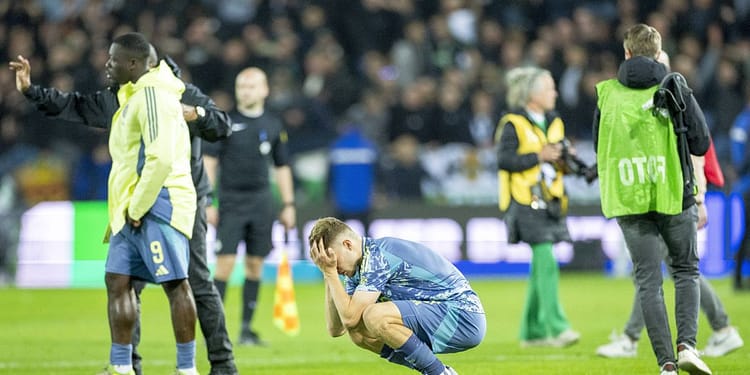 Dramă incredibilă în Eredivisie! A fost răpusă în minutul 90+9, cu om în plus, și este la un pas de a rata titlul