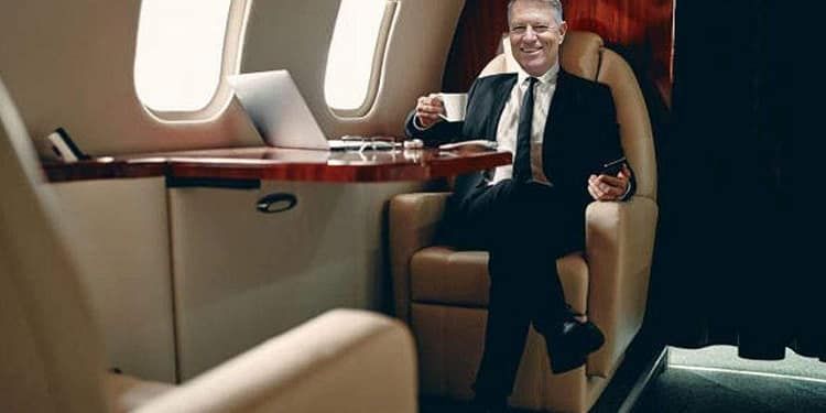 Trump primește din Qatar un avion de 400 milioane de dolari, că n-a mai apucat Iohannis să-l cumpere