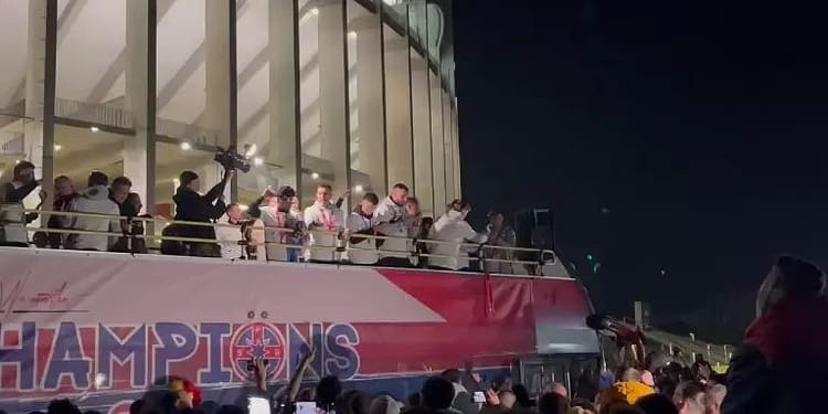 Nebunie în București! FCSB a declanșat fiesta pe străzi cu trofeul de campioană: manele în autocar și paradă triumfală