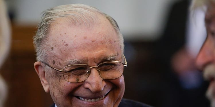 Ion Iliescu l-a felicitat pe Nicușor Dan. „Victoria dumneavoastră exprimă o aspirație profundă a cetățenilor”